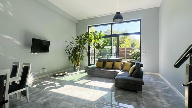 Nowoczesny loft z ogródkiem i dwoma miejscami parkingowymi