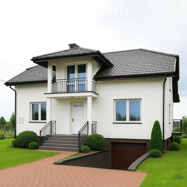 Duży rodzinny dom przy szkole podstawowej.