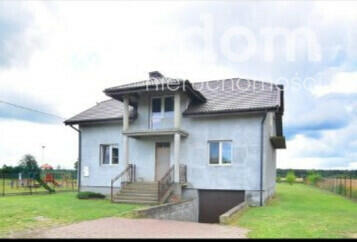 Duży rodzinny dom przy szkole podstawowej.