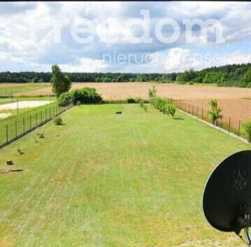 Duży rodzinny dom przy szkole podstawowej.