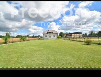 Duży rodzinny dom przy szkole podstawowej.