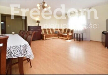 Duży rodzinny dom przy szkole podstawowej.