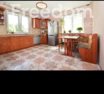 Duży rodzinny dom przy szkole podstawowej.