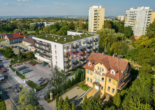 słoneczne studio przy szybkim tramwaju