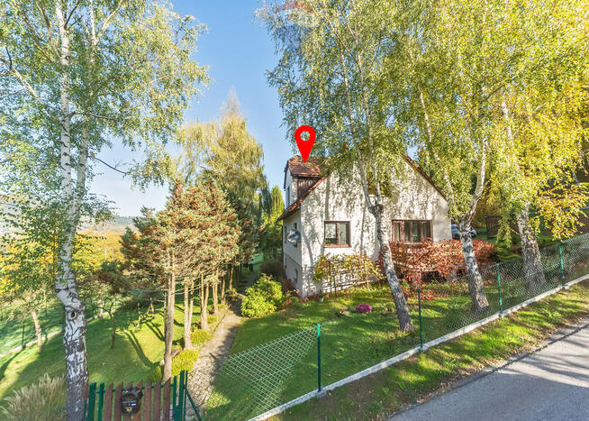 Dom wolnostojący w otoczeniu lasu