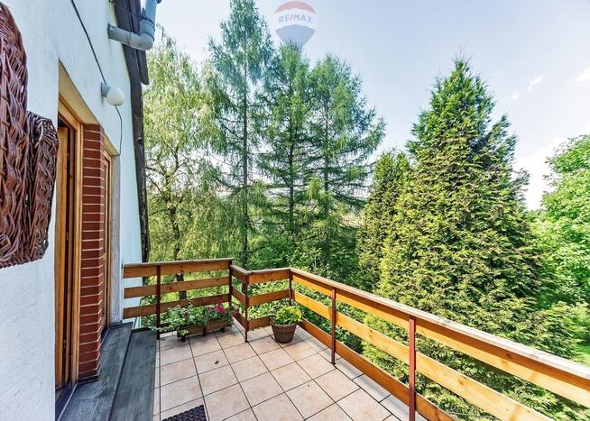 Dom wolnostojący w otoczeniu lasu