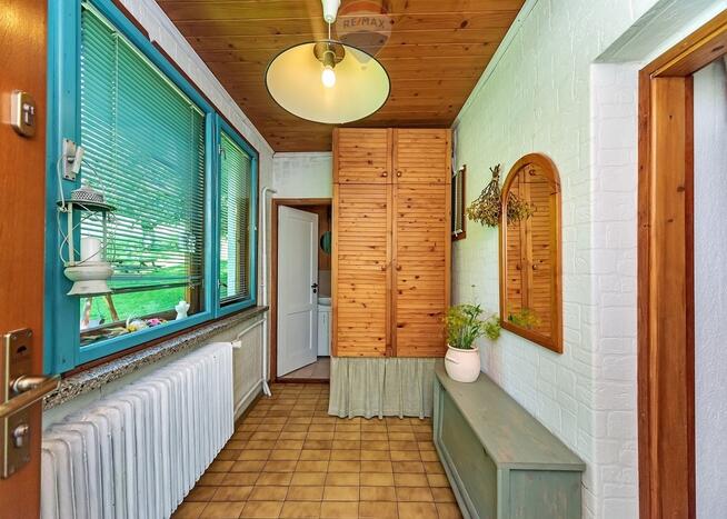 Dom wolnostojący w otoczeniu lasu