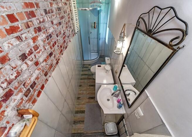 Dom wolnostojący w otoczeniu lasu