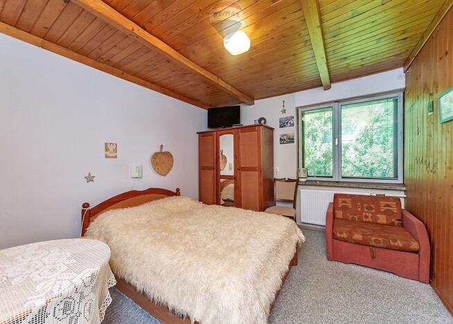 Dom wolnostojący w otoczeniu lasu