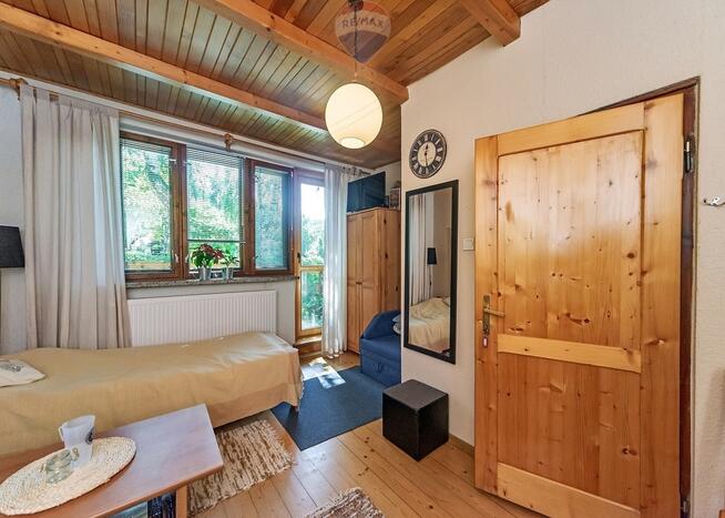 Dom wolnostojący w otoczeniu lasu