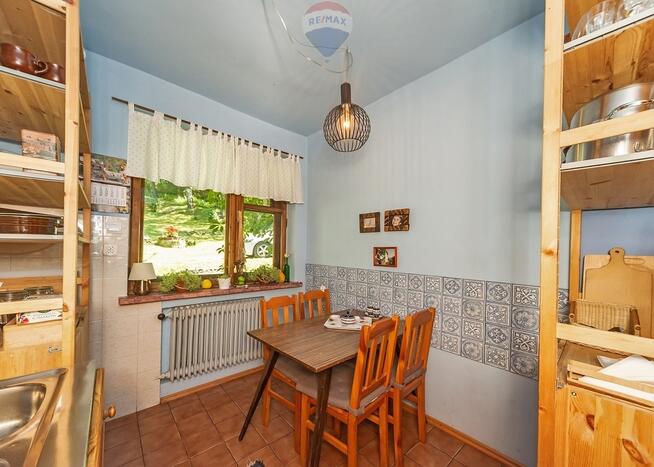 Dom wolnostojący w otoczeniu lasu