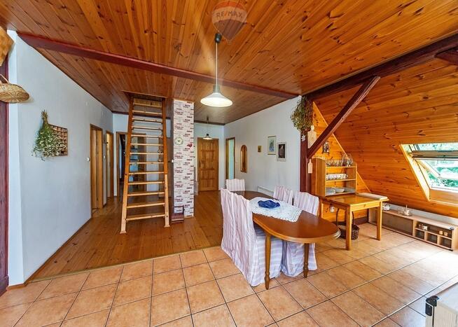 Dom wolnostojący w otoczeniu lasu