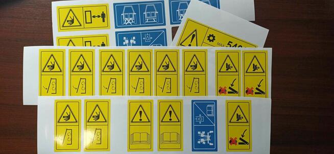 Dorabianie naklejek na maszyny rolnicze budowlane