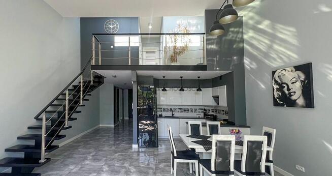 Nowoczesny loft z ogródkiem i dwoma miejscami parkingowymi