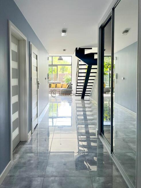 Nowoczesny loft z ogródkiem i dwoma miejscami parkingowymi