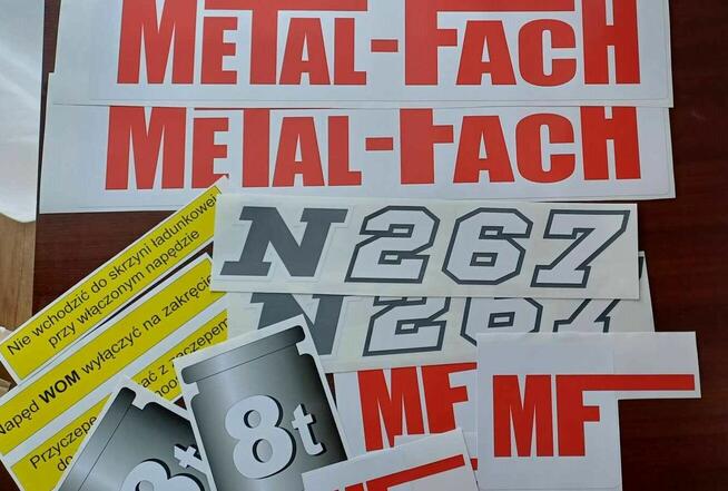 Dorabianie naklejek na maszyny rolnicze budowlane