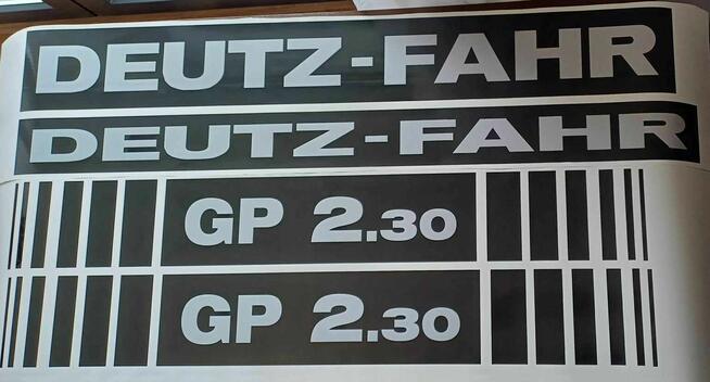 Dorabianie naklejek na maszyny rolnicze budowlane