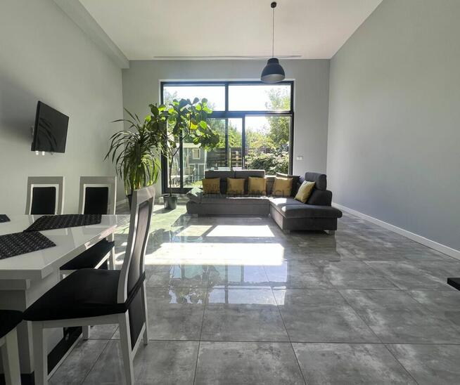 Nowoczesny loft z ogródkiem i dwoma miejscami parkingowymi