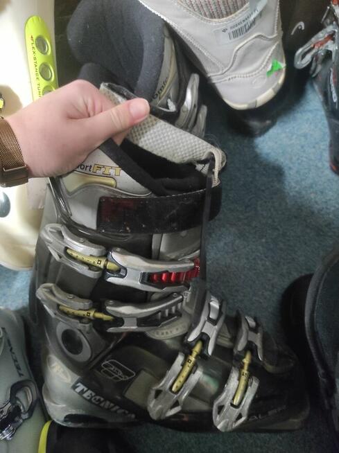 Syndyk sprzeda 57 par butów narciarskich