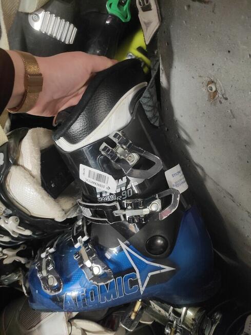 Syndyk sprzeda 57 par butów narciarskich