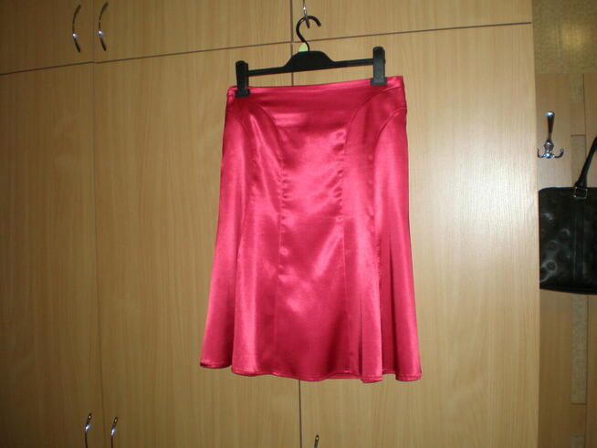 Sprzedam spódnicę damską, używaną, rozmiar 38.