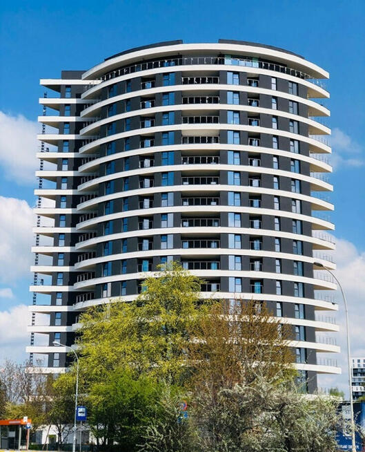 Jasne przestron biuro w nowoczesnym wieżowcu