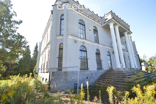 Działka inwestycyjna z budynkiem.