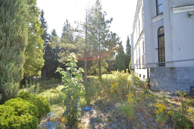 Działka inwestycyjna z budynkiem.