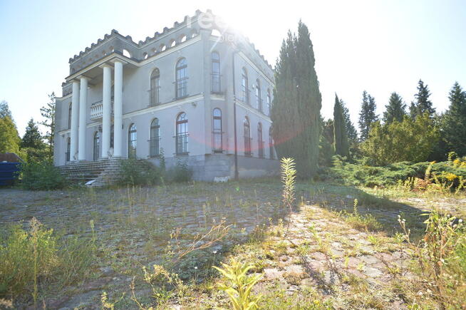 Działka inwestycyjna z budynkiem.