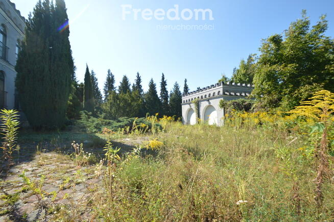 Działka inwestycyjna z budynkiem.