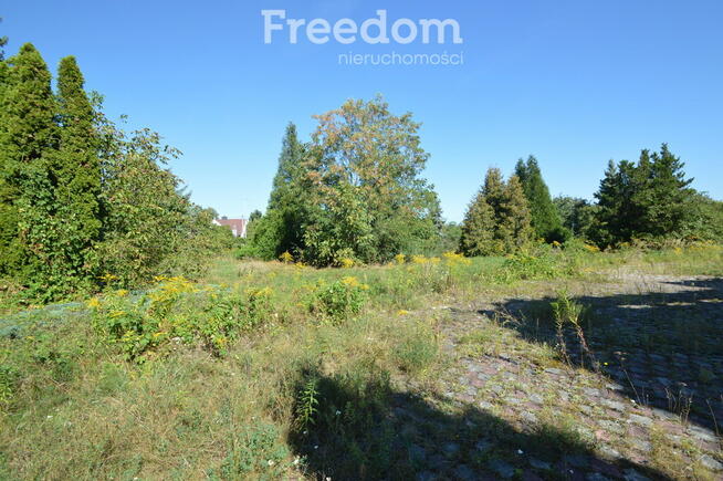 Działka inwestycyjna z budynkiem.