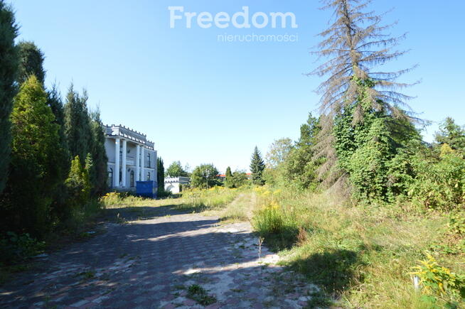 Działka inwestycyjna z budynkiem.