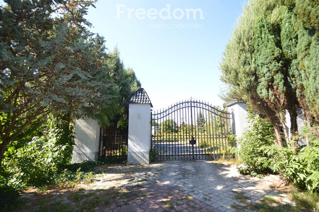 Działka inwestycyjna z budynkiem.