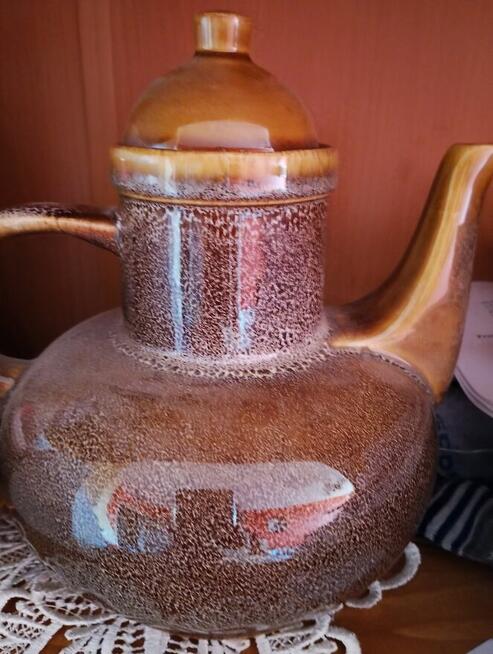 Dzbanek gliniany z filiżankami