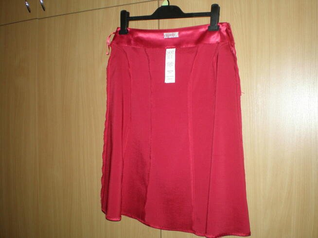 Sprzedam spódnicę damską, używaną, rozmiar 38.