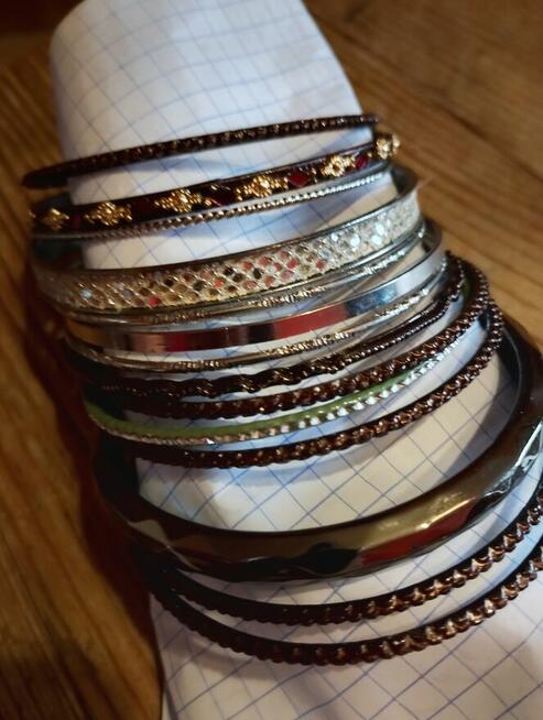 Bransoletki kolorowe modne