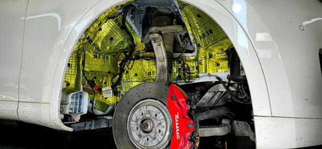 Wyciszanie samochodów - wygłuszanie drzwi, nadkoli, maski