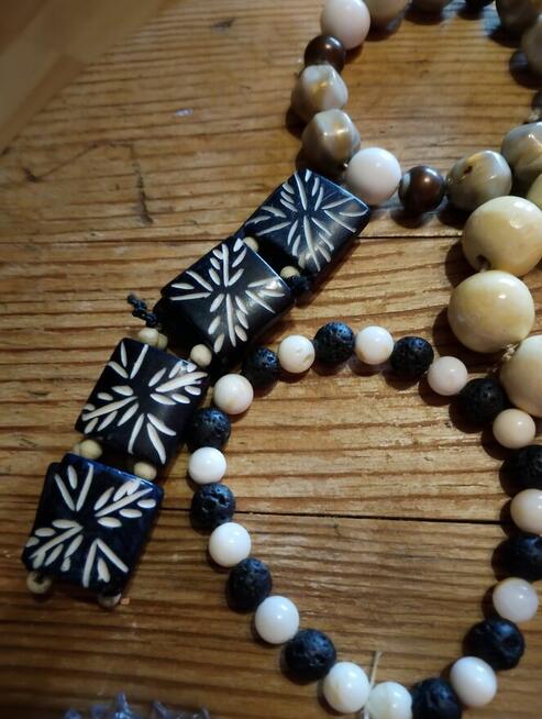 Bransoletki kolorowe modne