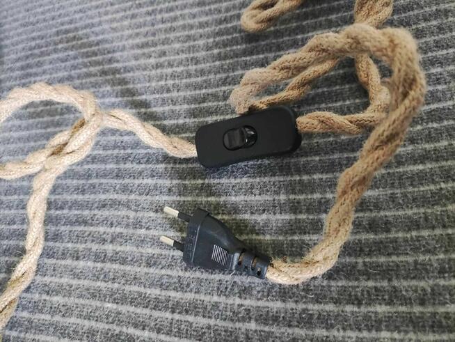 Lampa złota z żarówka dekoracyjna sznur lina Lampka wisząca