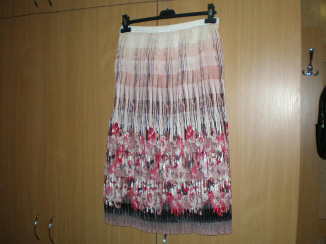 Sprzedam spódnicę damską, na podszewce, używaną, rozmiar 42.