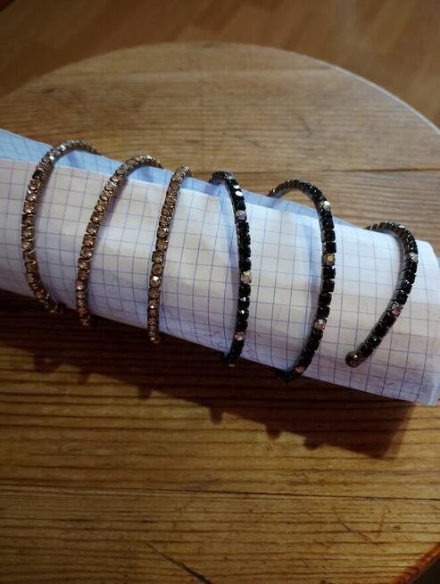 Bransoletki kolorowe modne