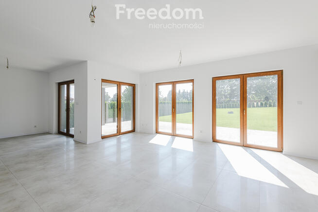 Dom na sprzedaż z dużą działką.