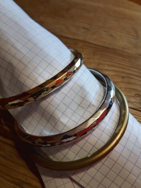 Bransoletki kolorowe modne