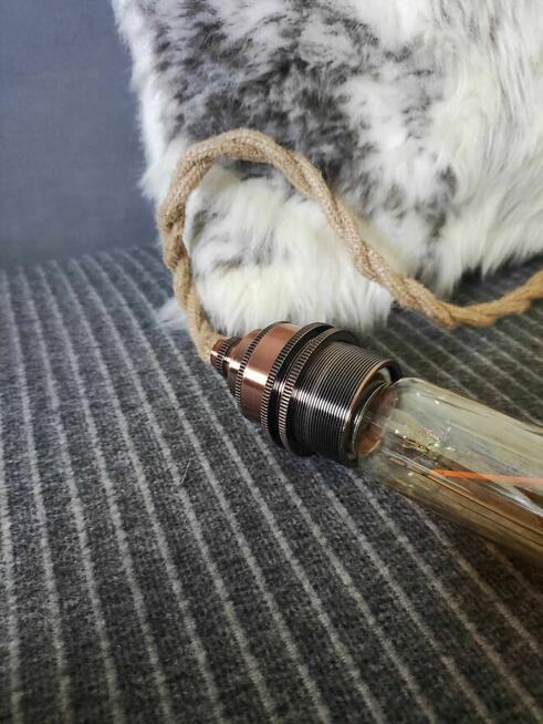 Lampa złota z żarówka dekoracyjna sznur lina Lampka wisząca