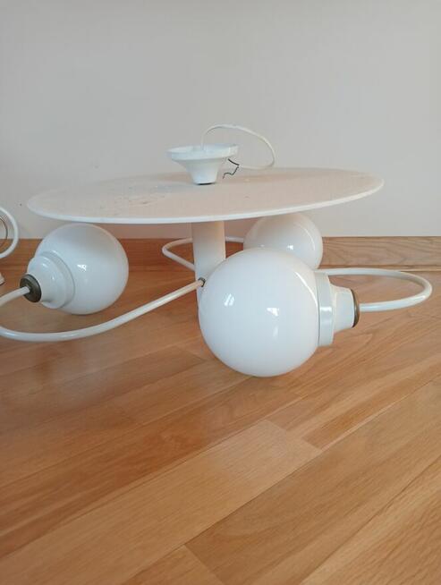 Biały ,elegancki komplet oświetleniowy