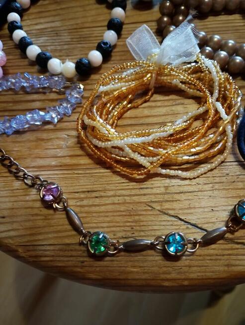 Bransoletki kolorowe modne