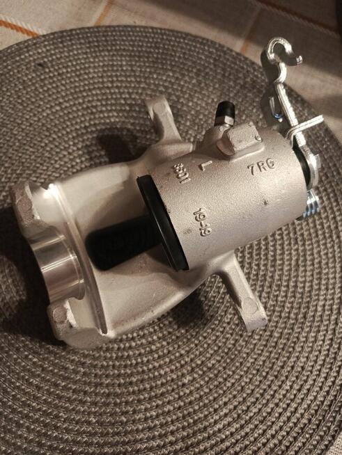 Zacisk hamulca ręcznego