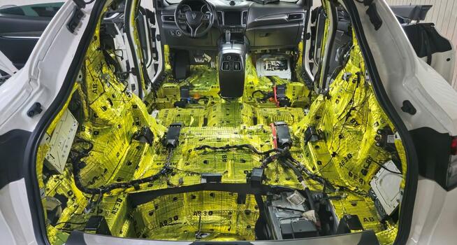 Wyciszanie samochodów - wygłuszanie drzwi, nadkoli, maski