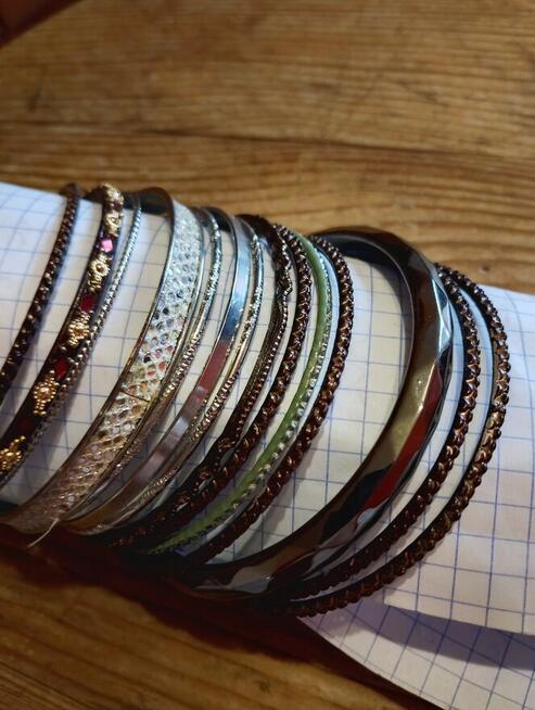 Bransoletki kolorowe modne