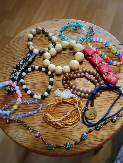 Bransoletki kolorowe modne